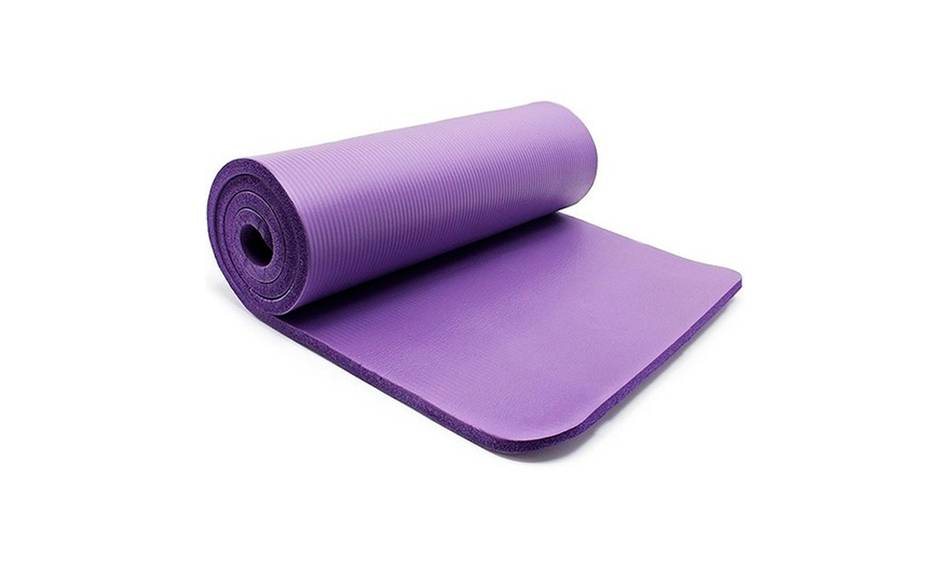 "Mejora tu práctica de yoga con la colchoneta NBR en púrpura de 1.5 cm. Esta colchoneta ofrece una amortiguación óptima y está hecha de material duradero y antideslizante para una experiencia segura y cómoda. Ideal para estiramientos, posturas y meditación."